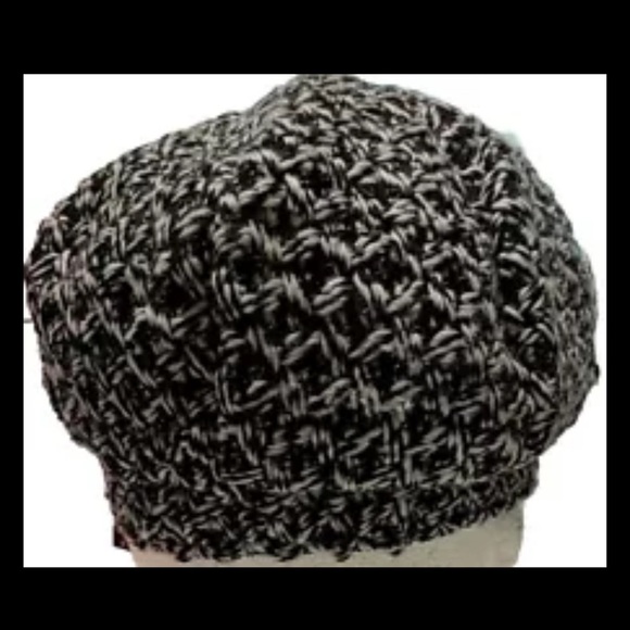 Women’s Crocheted Knit Winter Newsboy Cap Hat Black & White Criss Cross Pattern - Picture 7 of 9